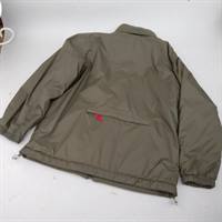 Bagsiden af jakken ses. ver de terrre jakke 14 år. Army farvet, fleece foer, med en rød lynlås bagpå.